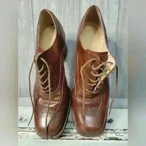 Vintage Women's Chunky Heeled tie up loafers. Size 6.